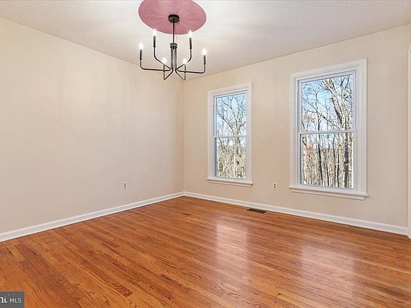 4th image of 157 Oak Dr