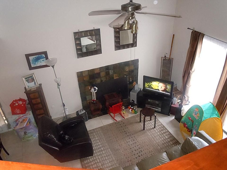 2nd image of 3913 Tanglewilde St #3913