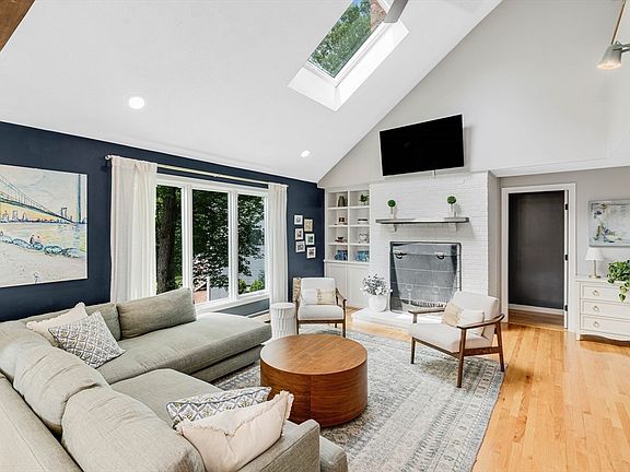 4th image of 8 Middlebury Ln