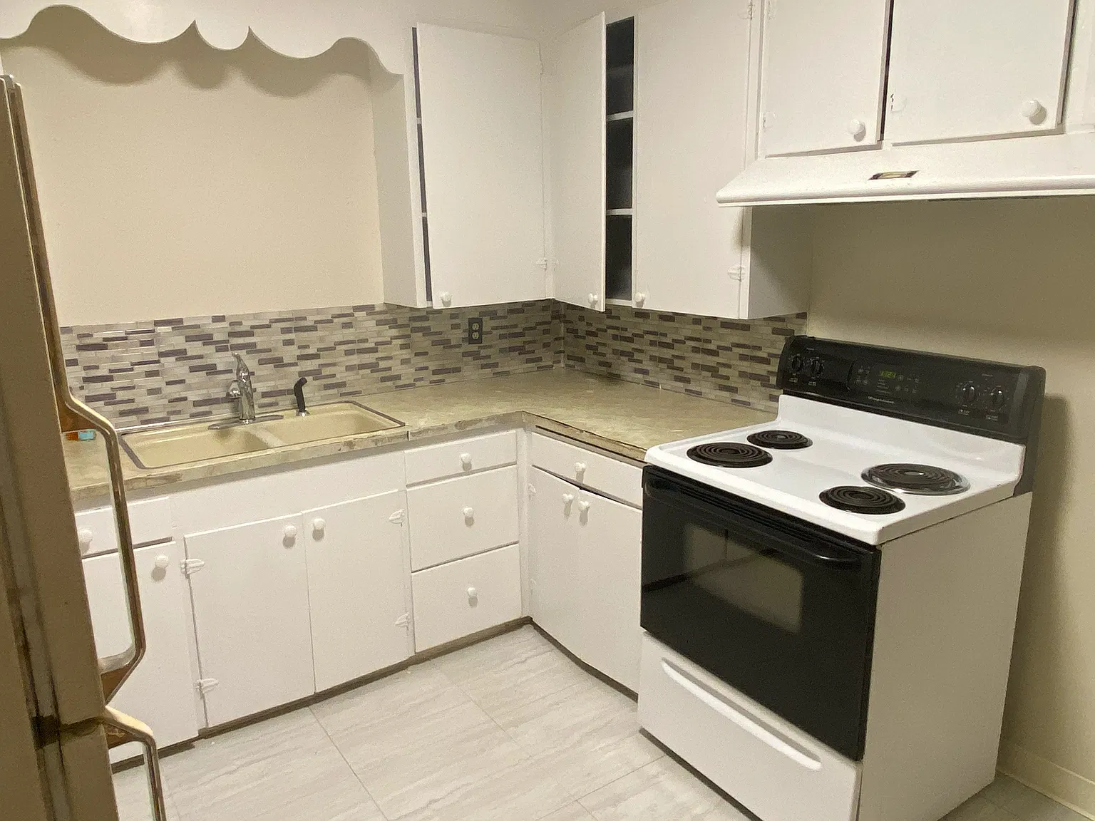 3 bed, 1.0 bath, 1400 sqft, $2,200 — Photo 3