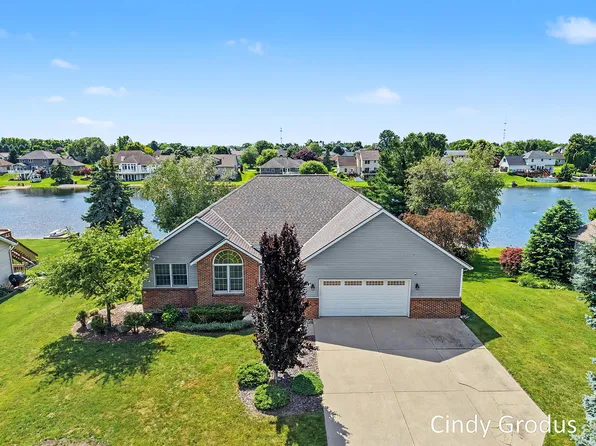 975 Bluff Lake Dr, Zeeland, MI 49464