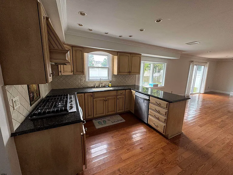 8208 Lagoon Dr — Photo 6