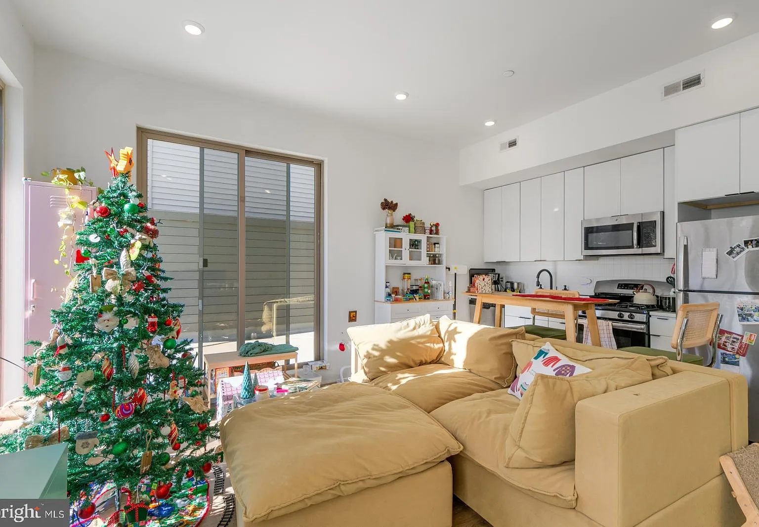 1 bed, 1.0 bath, $1,990 — Photo 3
