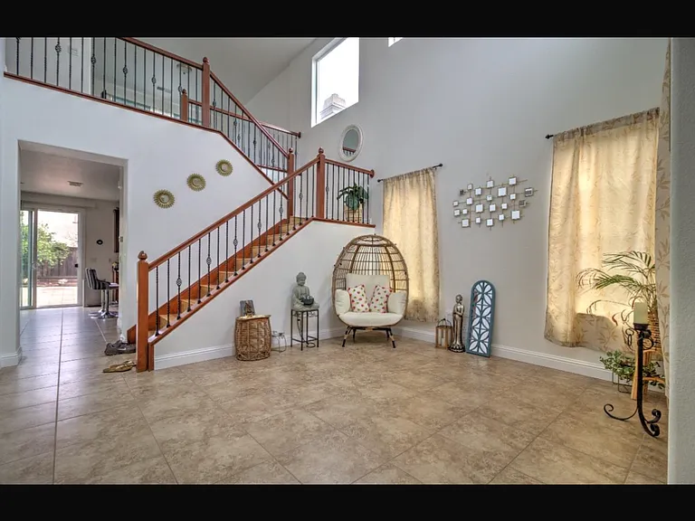 523 Danbury Pl — Photo 3