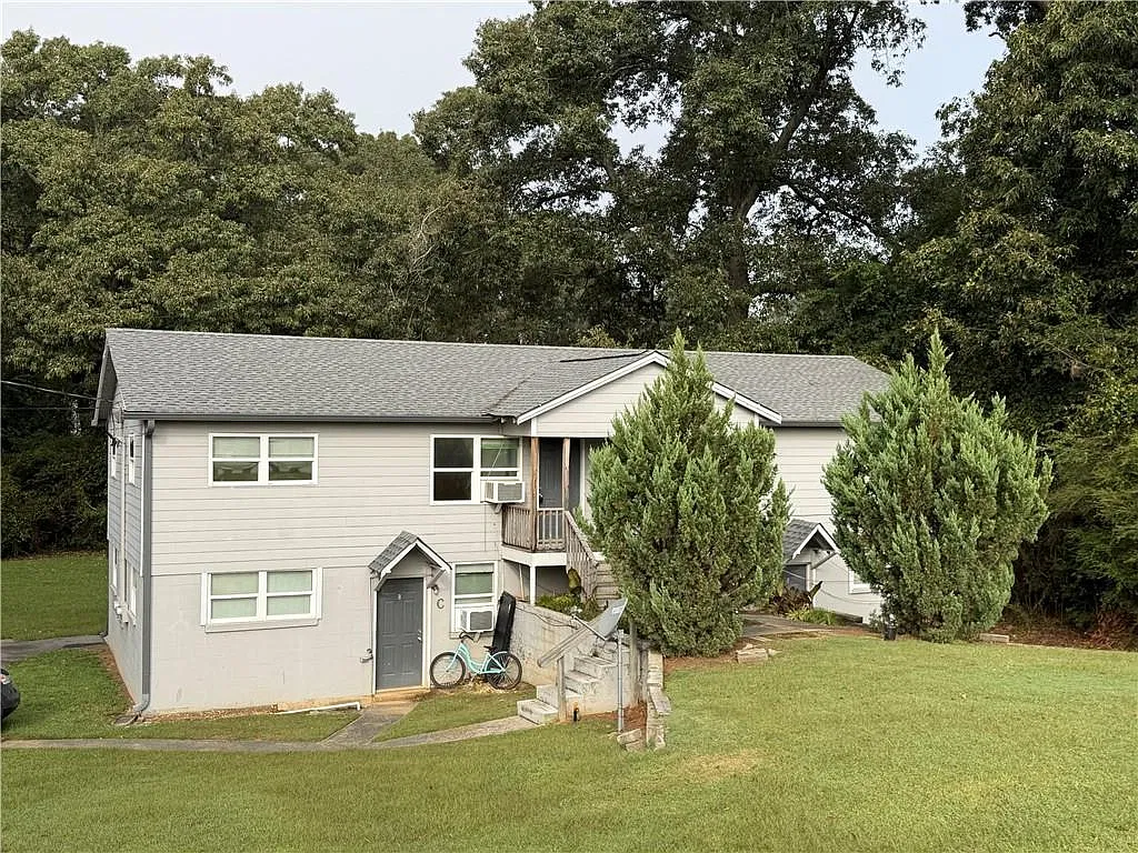 2 bed, 1.0 bath, 812 sqft, $1,200 — Photo 1