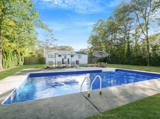 138 W Tiana Rd, Hampton Bays, NY 11946