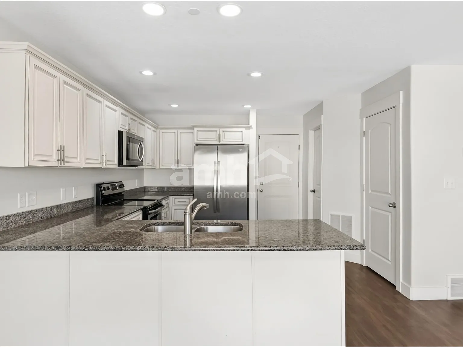 4 bed, 3.5 bath, 2405 sqft, $2,625 — Photo 4