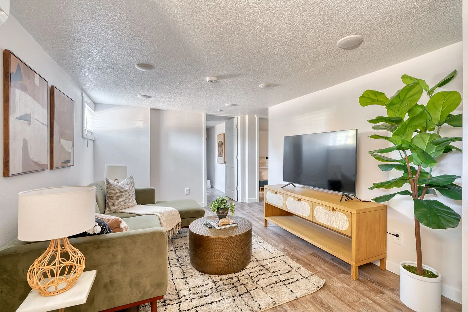 2 bed, 1.0 bath, 2411 sqft, $2,771 — Photo 4