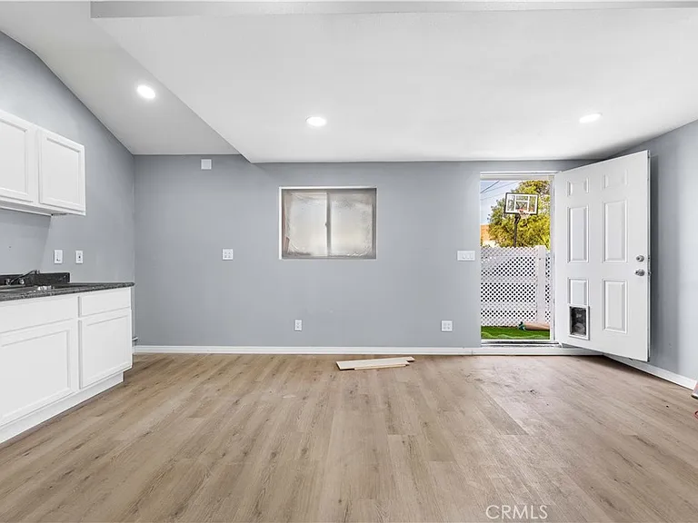 5651 Radford Ave — Photo 12
