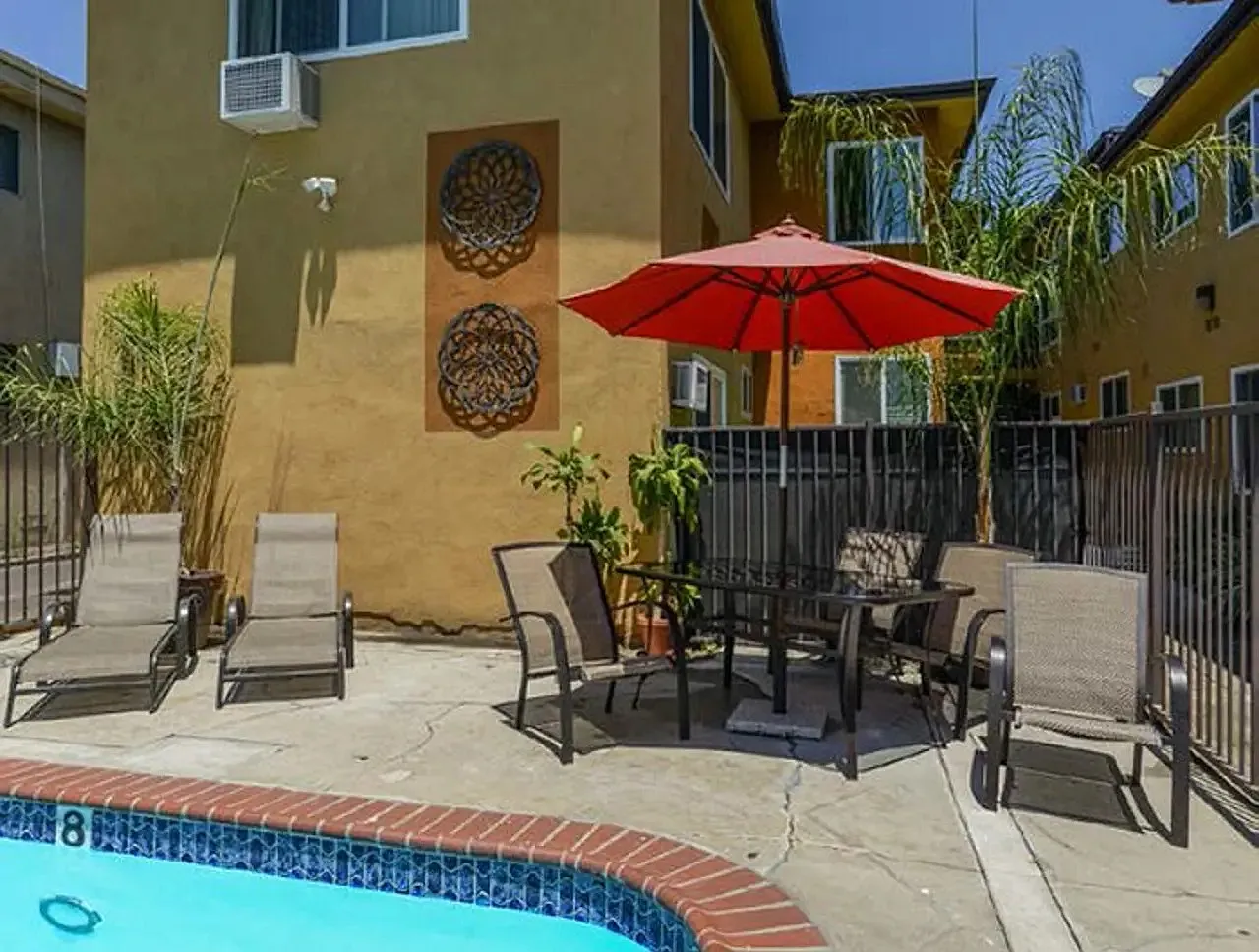 3 bed, 1275 sqft, $2,850 — Photo 2