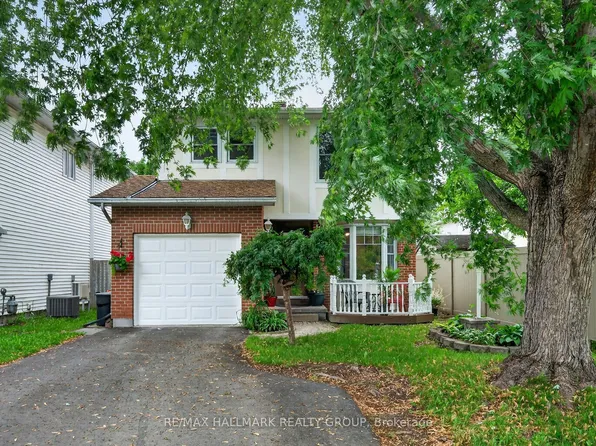 4 Gowrie Dr, Ottawa, ON K2L 2S4
