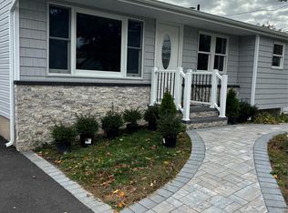 14 Chenango Dr, Bay Shore, NY 11706