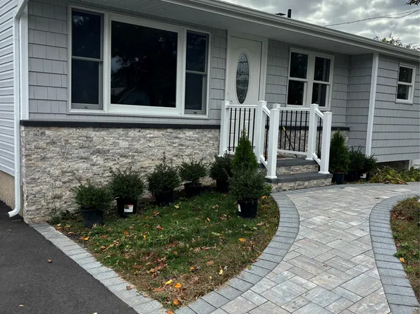 14 Chenango Drive, Bay Shore, NY 11706