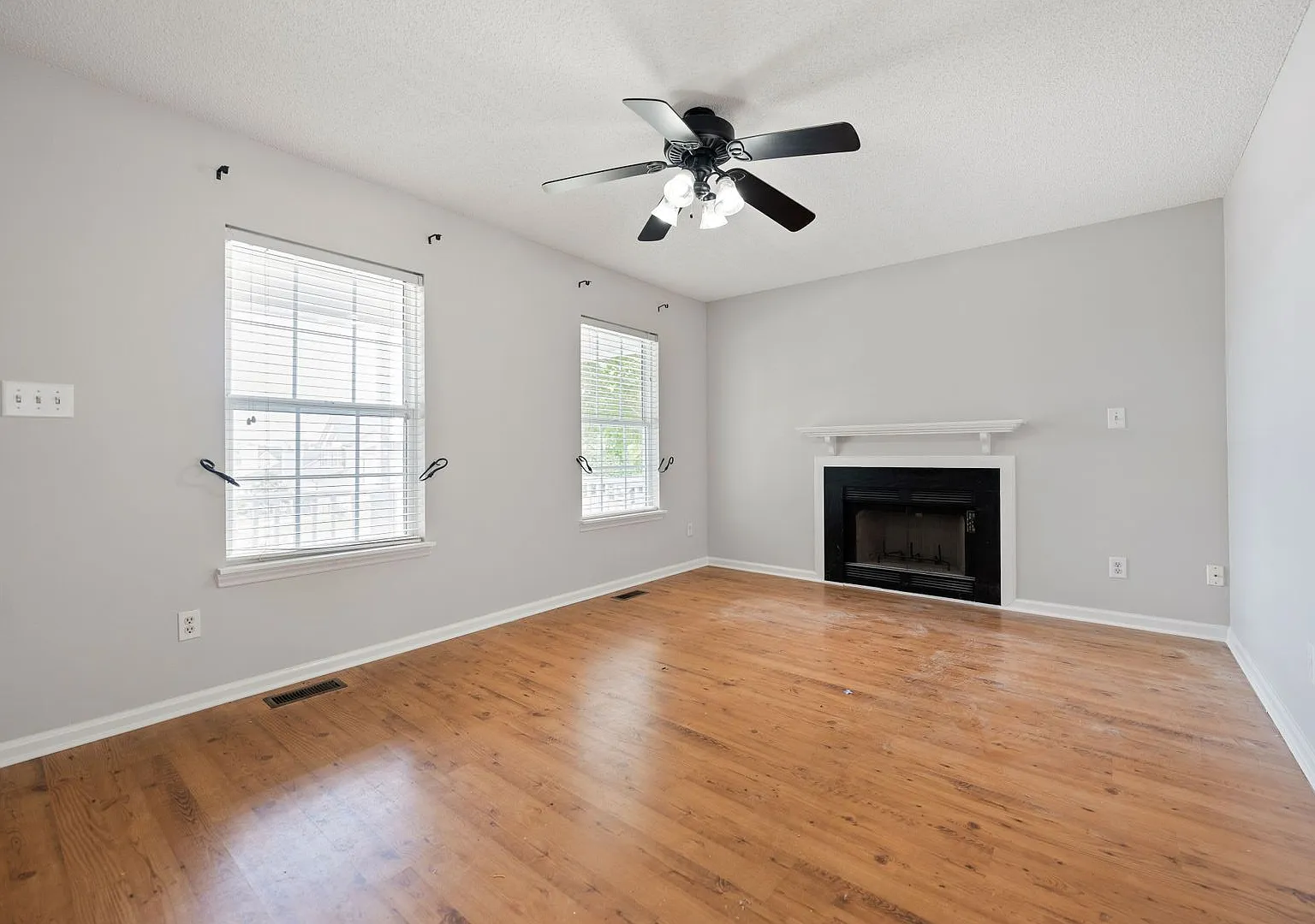 Charming Cape Cod in ideal location! — Photo 2