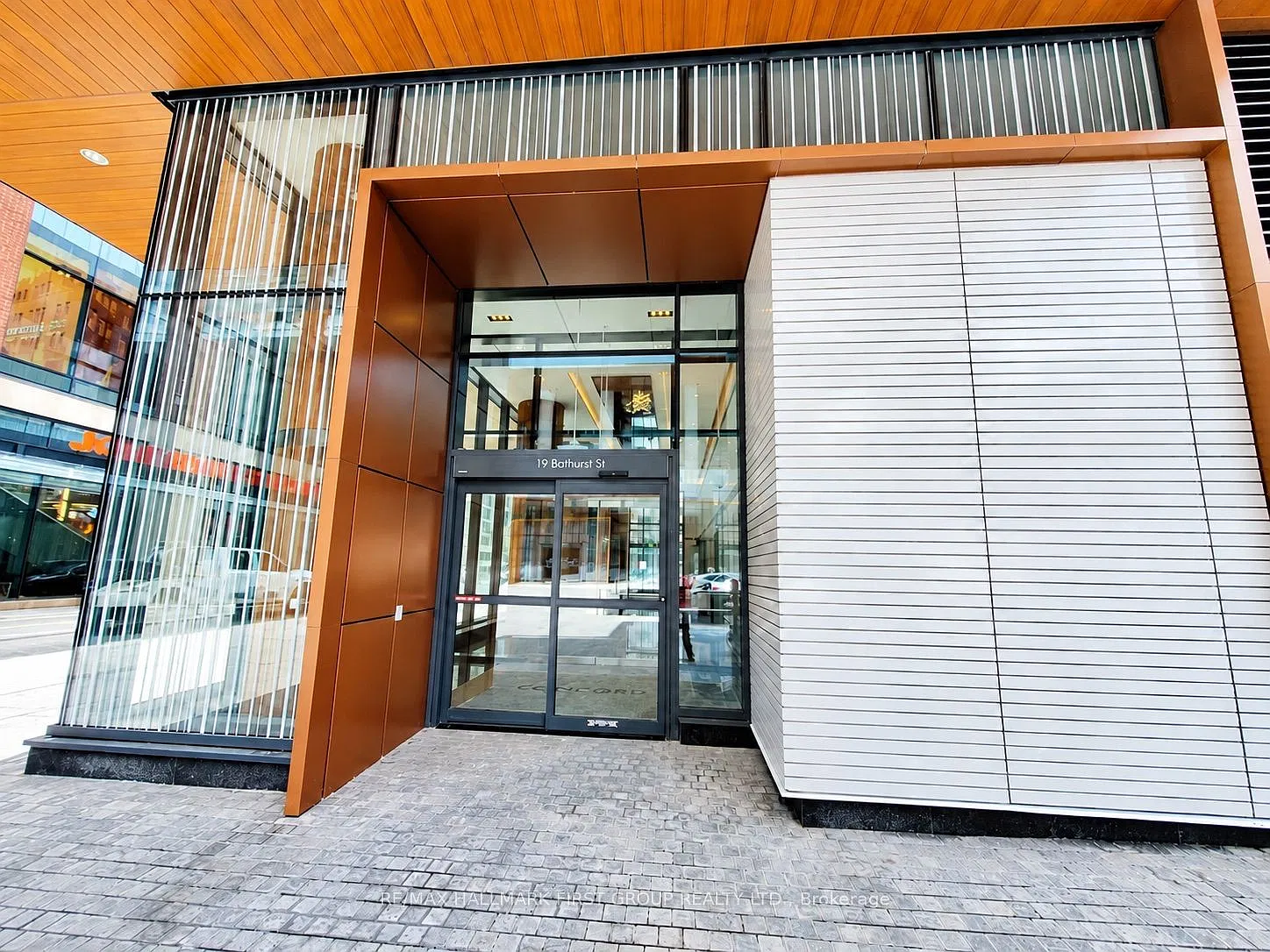 19 Bathurst St — Photo 4