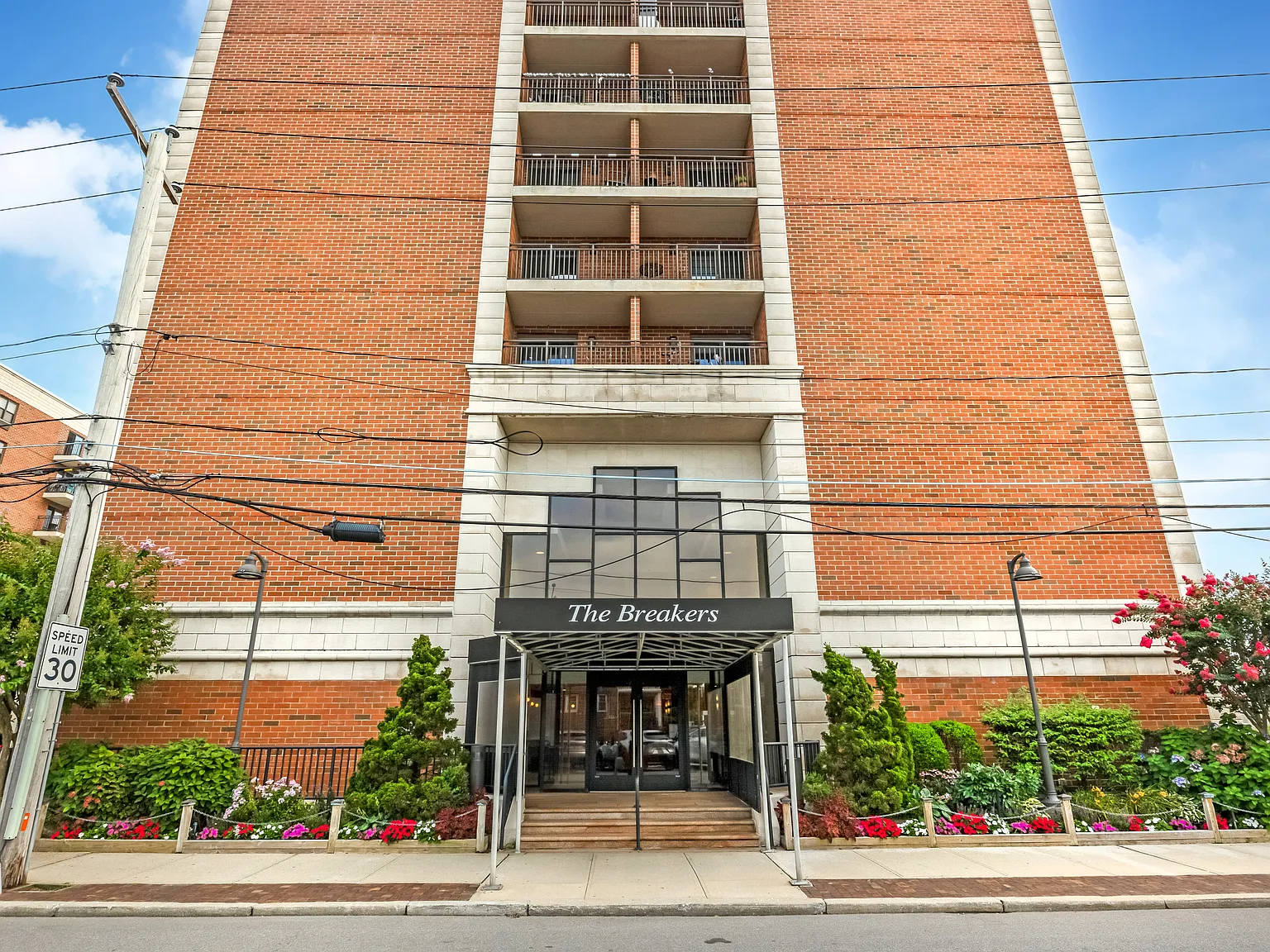 230 W Broadway — Photo 3