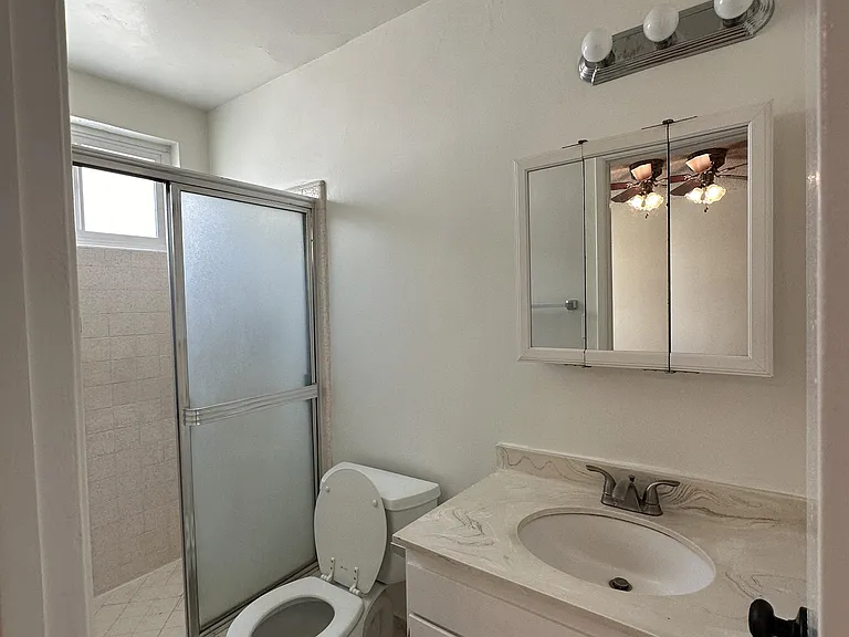 245 W Stocker St — Photo 6