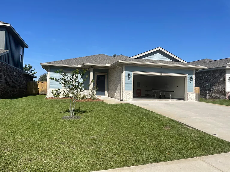 1811 Medlin Ct — Photo 1