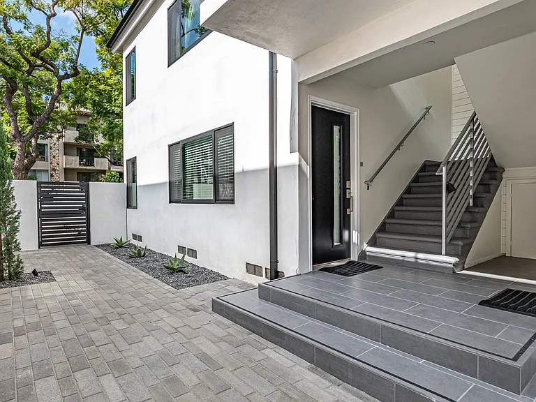 418 N Palm Dr #1 — Photo 23