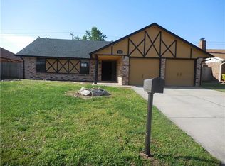 1040 Royal Ln, Yukon, OK 73099