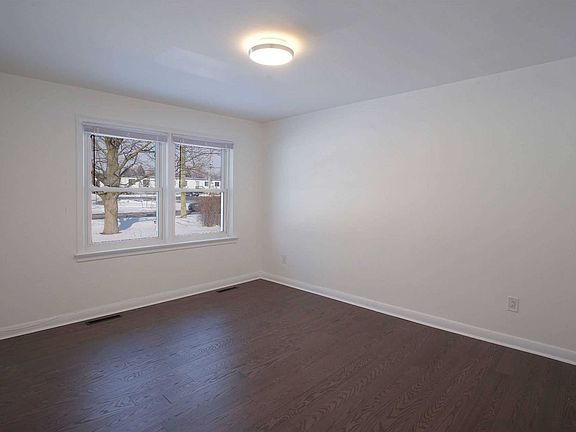 5th image of 11 Uplands Ave
