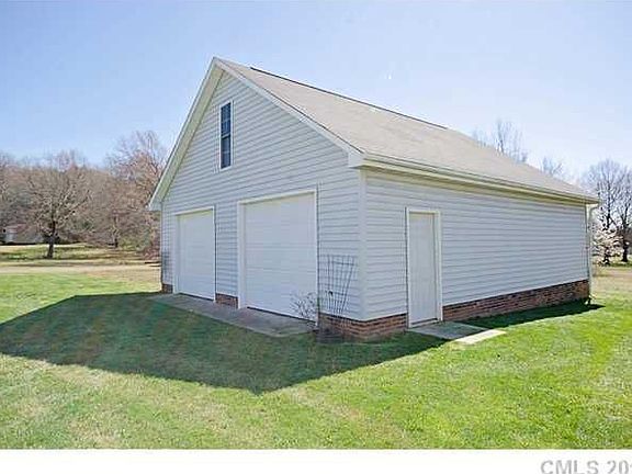 3rd image of 1209 N Hill Dr