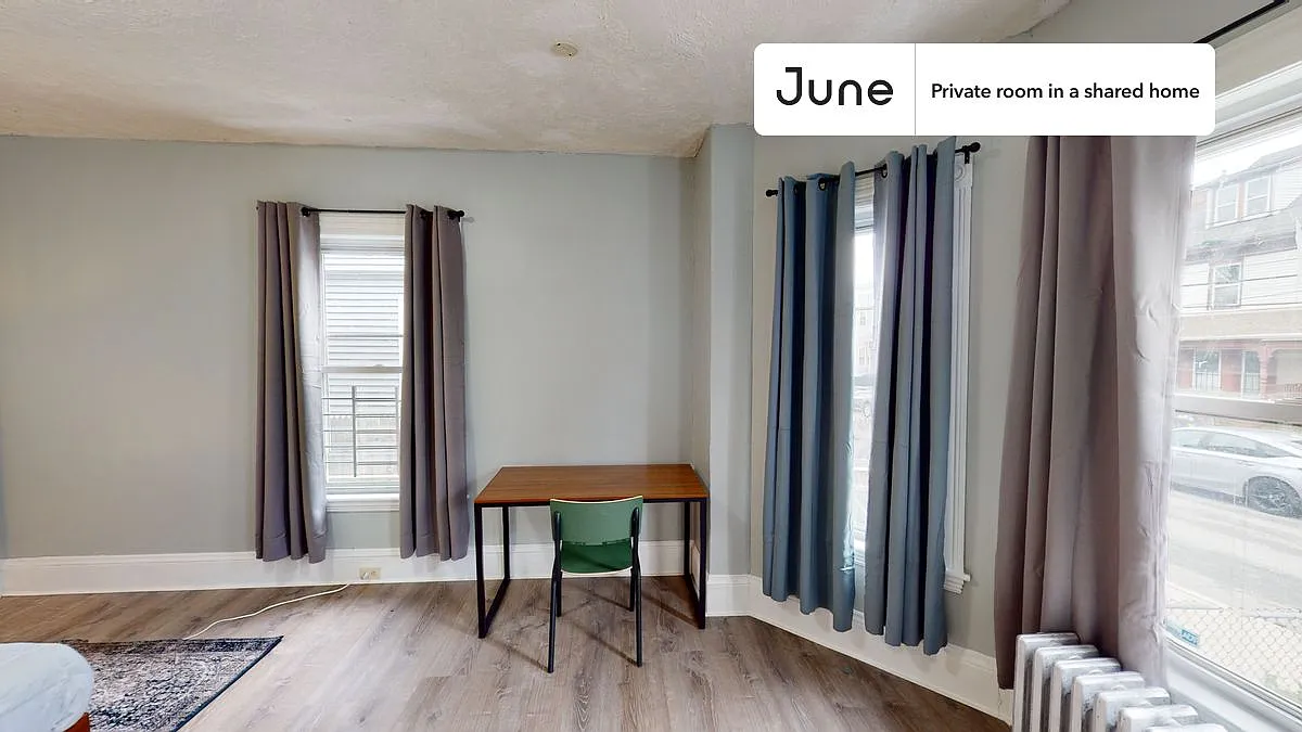 Queen bedroom in 7 bed/2 bath home in Allston #1505 A — Photo 4