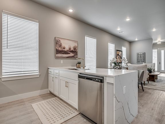5th image of 2604 Crescent Ave