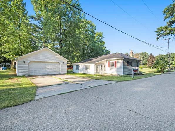 6832 E Maple St, Newaygo, MI 49337