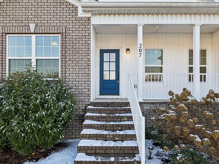 207 Bedford Ct — Photo 40