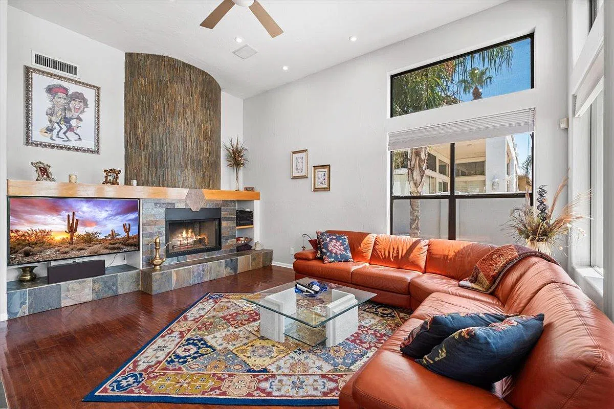 3 bed, 2428 sqft, $10,000 — Photo 2