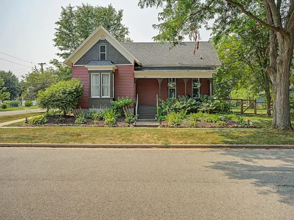 819 1st St, New Glarus, WI 53574