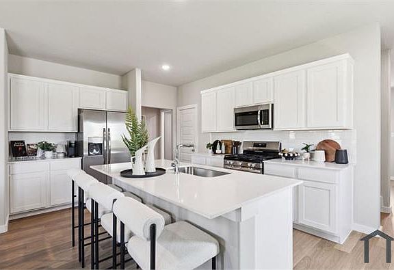 5th image of 514 Green Gables Dr