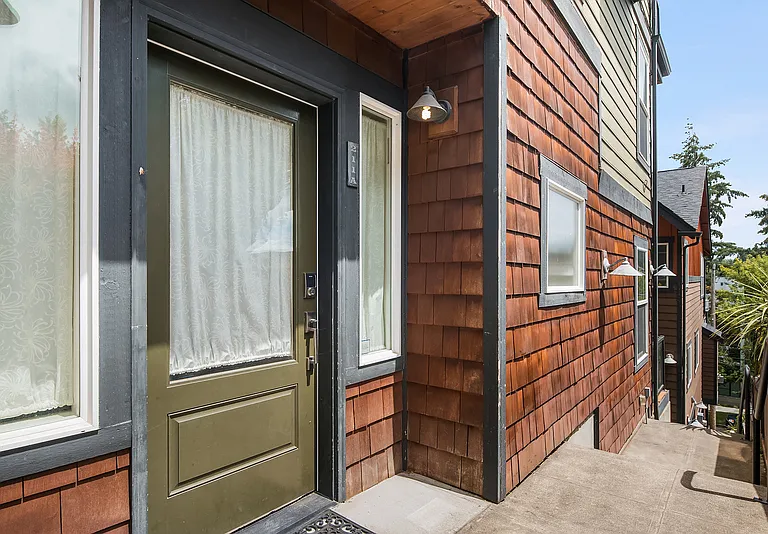 213 26th Ave E #B — Photo 1