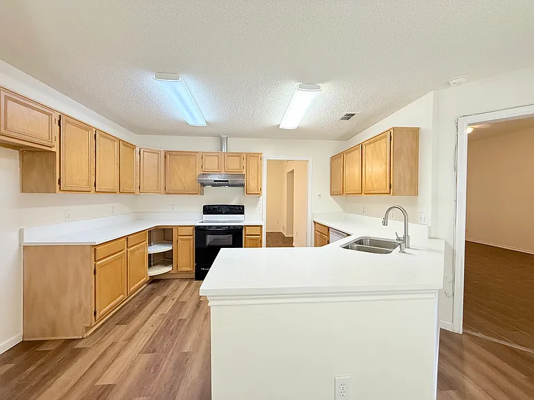 4512 Queenswood Dr — Photo 11
