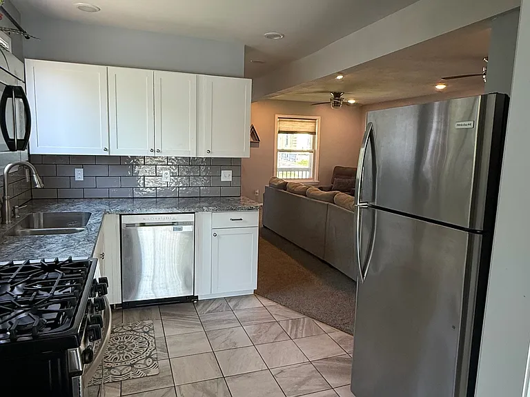 64 Frances St — Photo 12