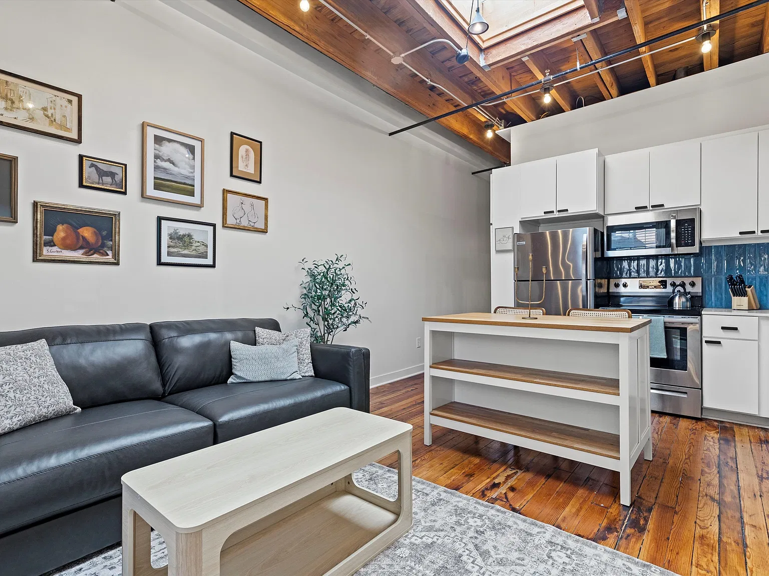 1523 Oak St — Photo 4