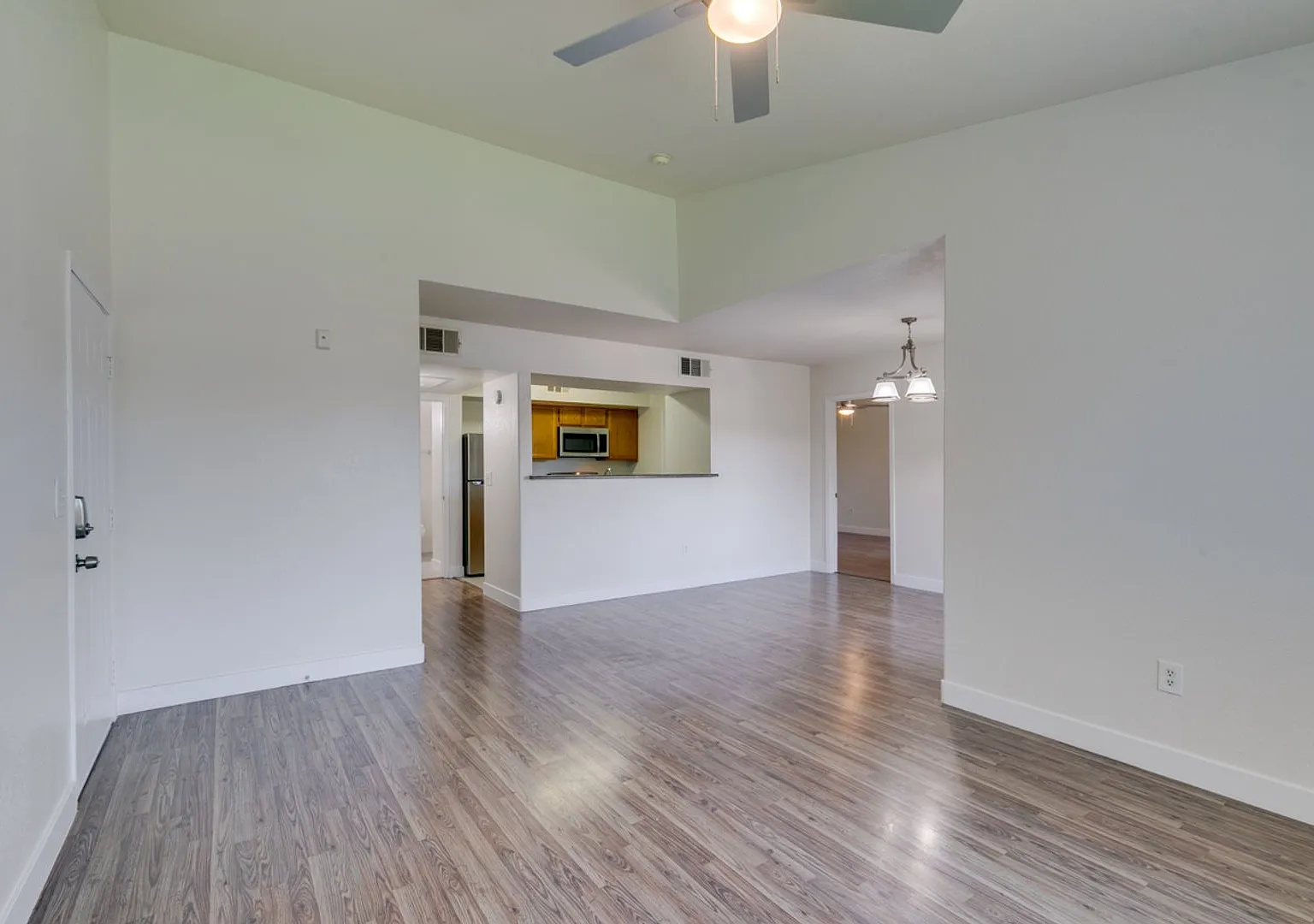Gorgeous 2 Bedroom Condo In Gated Community With A Community Pool,Spa, Fitness Center* — Photo 3