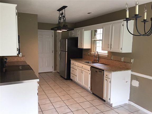 2nd image of 918 N Colonial Dr