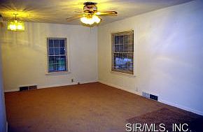 4th image of 2165 Woodlawn Ave
