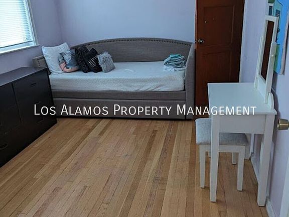 5th image of 2327A 37th St