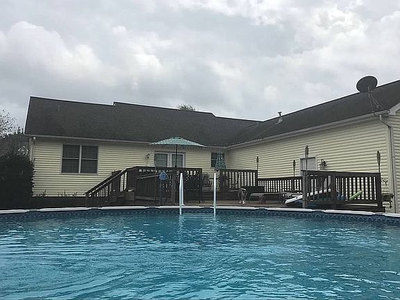 4th image of 81 Shawn Dr