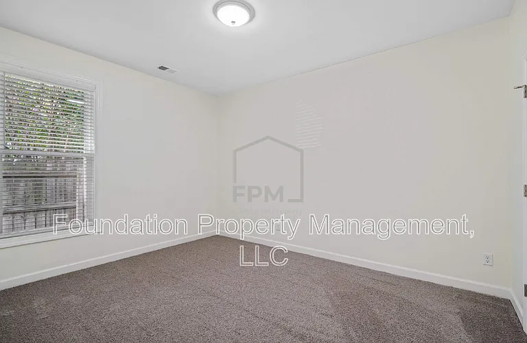 1470 Lyndale Ave — Photo 17