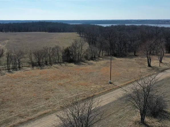 8989 Greenwood Ave, Ozawkie, KS 66070