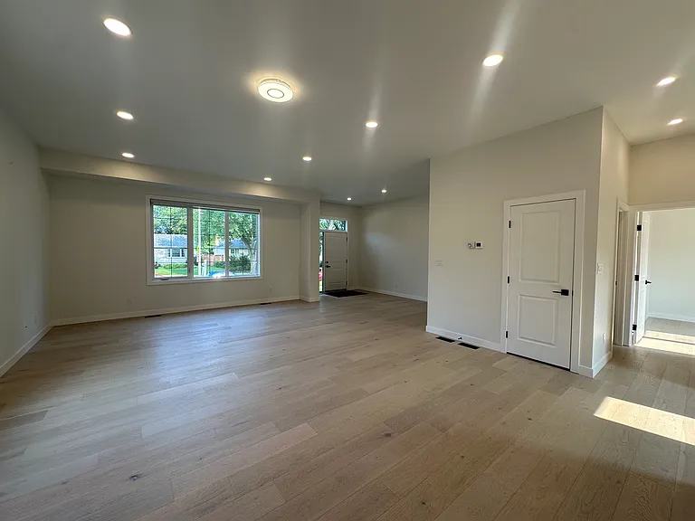 325 Lockwood St — Photo 4