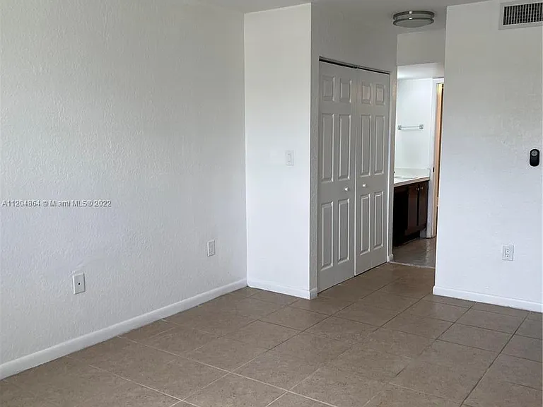 N Oakland Forest Dr — Photo 11
