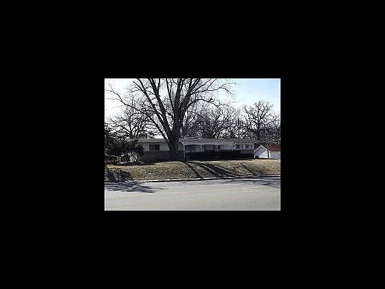 1st image of 208 E War Memorial Dr