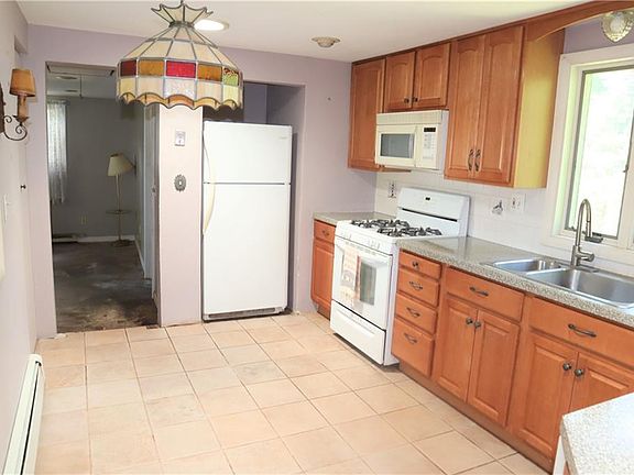 4th image of 40 Aspinet Dr
