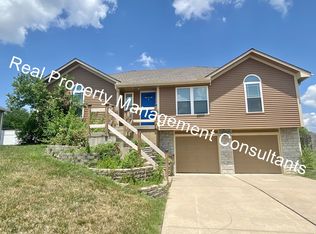 106 E Heritage Dr, Raymore, MO 64083