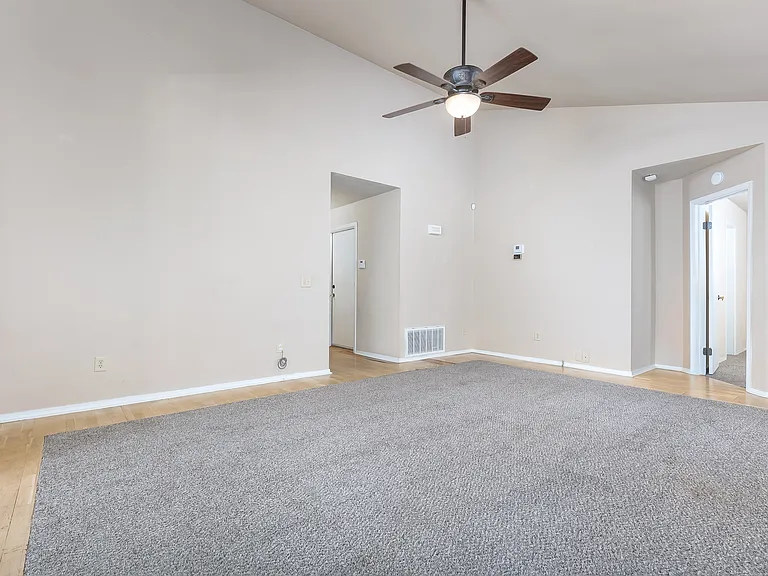 10304 Southridge Ter — Photo 9